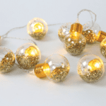 ^ "GLASS GOLD LED BULB"  10 LED ΛΑΜΠ. ΣΕΙΡΑ ΜΠΑΤ. (2xAA)