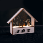 ^ "WOODEN HOUSES" 6 LED ΛΑΜΠΑΚ ΜΠΑΤΑΡ(2xAAA) ΓΚΡΙ ΞΥΛΟ ΘΕΡΜΟ ΛΕΥΚΟ IP20 27.8x6.5x24.5cm