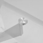 Τραπέζι Antoro pakoworld γυαλί και μεταλλικά πόδια σε λευκή απόχρωση Φ80x75εκ - Image 3