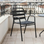 Πολυθρόνα Sussie pakoworld στοιβαζόμενη μαύρο μέταλλο με φέτες αλουμινίου 45x62x76εκ - Image 3