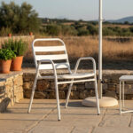 Πολυθρόνα Sussie pakoworld στοιβαζόμενη λευκό μέταλλο με φέτες αλουμινίου 45x62x76εκ - Image 3