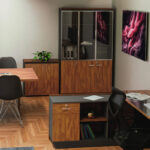 Ντουλάπα γραφείου επαγγελματική με γυάλινες πόρτες Oscar pakoworld καρυδί-ανθρακί 120x40x200εκ - Image 2