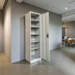 Ντουλάπα-στήλη Koya pakoworld μέταλλο σε απόχρωση ανοιχτό γκρι 50x45x180εκ - Image 2