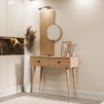 Τουαλέτα με καθρέφτη και ξύλινα πόδια