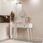 Τουαλέτα με καθρέφτη και ξύλινα πόδια