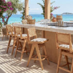 Σκαμπό bar Winslow pakoworld ξύλο rubberwood ανοικτό καρυδί-pvc rattan φυσικό-ύφασμα γκρι 44.5x46x98εκ - Image 2