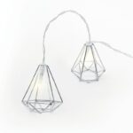 ΔΙΑΚΟΣΜΗΤΙΚΑ ΛΑΜΠΑΚΙΑ ΣΕ ΣΧΗΜΑ ΔΙΑΜΑΝΤΙΟΥ ΜΕΤΑΛΛΙΚΑ ΑΣΗΜΙ 10 LED ΣΕ ΣΕΙΡΑ ΘΕΡΜΟ ΛΕΥΚΟ ΜΠΑΤΑΡΙΕΣ 3xΑΑ ΜΕ ΧΡΟΝΟΔΙΑΚΟΠΤΗ 6ΟΝ/18OFF