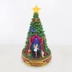 ΧΡΙΣΤΟΥΓΕΝΝΙΑΤΙΚΟ ΔΙΑΚΟΣΜΗΤΙΚΟ ΧΩΡΙΟ ΜΕ ΚΑΡΟΥΖΕΛ & ΠΑΤΙΝΑΖ LED RGB ΜΕ ΜΟΥΣΙΚΗ 4.5V (ΑΝΤΑΠ) & ΜΠΑΤΑΡΙΕΣ 3xΑΑ 480Χ290Χ290mm