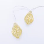 ΔΙΑΚΟΣΜΗΤΙΚΑ ΛΑΜΠΑΚΙΑ ΣΕ ΣΧΗΜΑ ΦΥΛΛΟΥ ΜΕΤΑΛΛΙΚΟ ΧΡΥΣΟ 10 LED ΣΕ ΣΕΙΡΑ ΘΕΡΜΟ ΛΕΥΚΟ ΜΠΑΤΑΡΙΕΣ 3xΑΑ ΜΕ ΚΑΛΩΔΙΟ ΔΙΑΦΑΝΟ 300mm IP20 1350mm