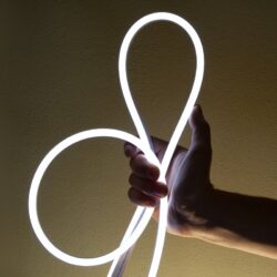 ΦΩΤΟΣΩΛΗΝΑΣ ΝΕΟΝ 100LED/M ΨΥΧΡΟ ΛΕΥΚΟ ΣΤΑΘEΡΟ ΜΟΝΗ ΠΛΕΥΡΑ 50m IP44 1.5m ΚΑΛΩΔΙΟ 3 ΣΕΤ ΦΙΣ ΣΥΝΔΕΣΜΟΙ & ΤΑΠΕΣ